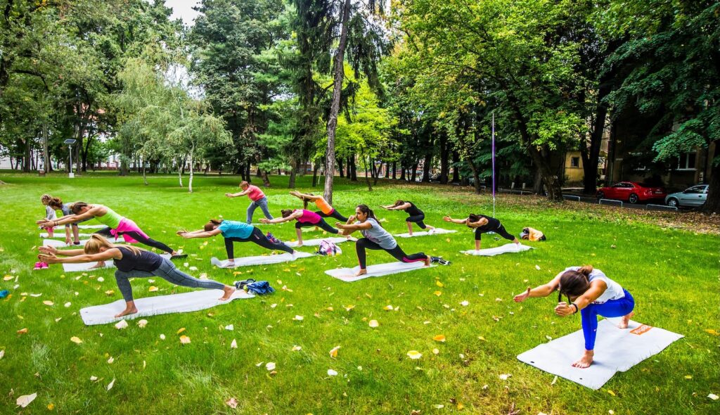 Praktyka jogi na świeżym powietrzu w otoczeniu natury podczas retreatu